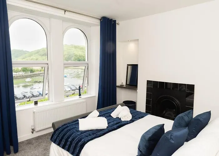 Modern House In Looe, Near Beach And Bars With Great Views And Free Access To A Nearby Indoor Swimming Pool