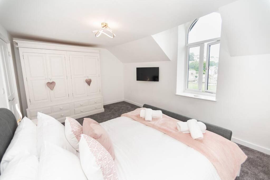 Modern House In Looe, Near And Bars With Great Views And Free Access To A Nearby Indoor Swimming Pool *