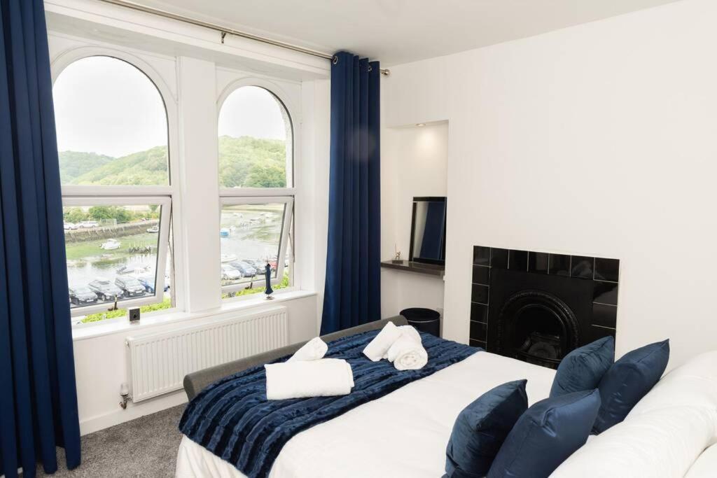View House: Modern Retreat With Pool Access Holiday home Looe
