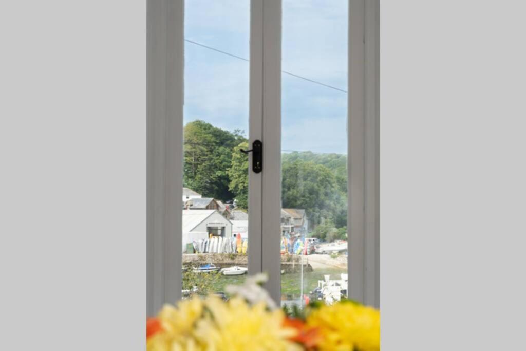 Modern House In Looe, Near And Bars With Great Views And Free Access To A Nearby Indoor Swimming Pool *