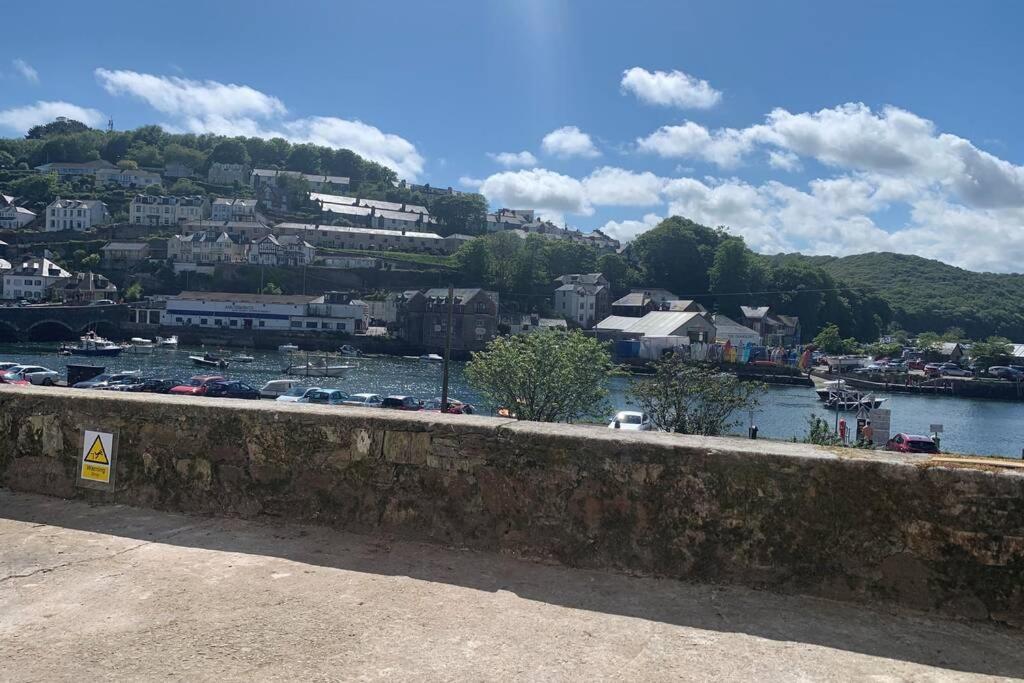 Modern House In Looe, Near And Bars With Great Views And Free Access To A Nearby Indoor Swimming Pool
