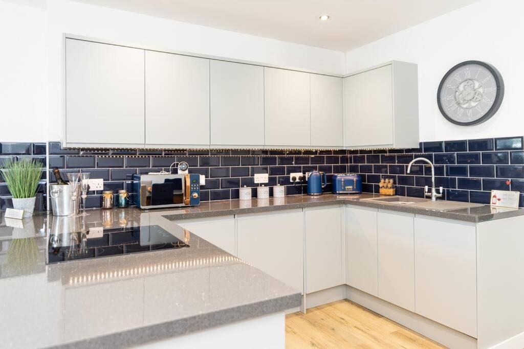 View House: Modern Retreat With Pool Access Looe