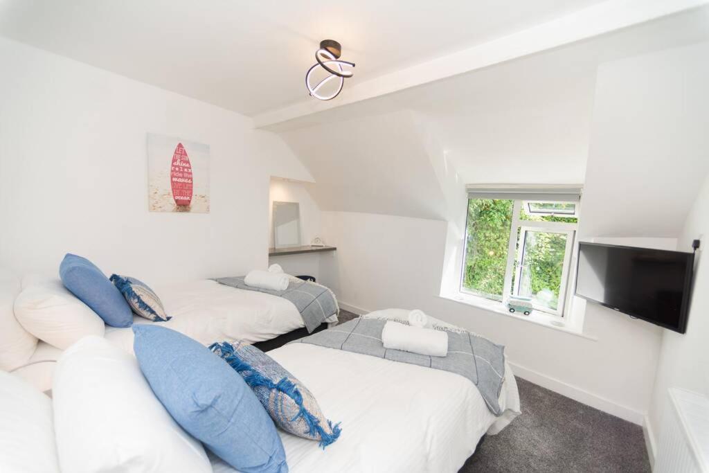 Modern House In Looe, Near And Bars With Great Views And Free Access To A Nearby Indoor Swimming Pool *
