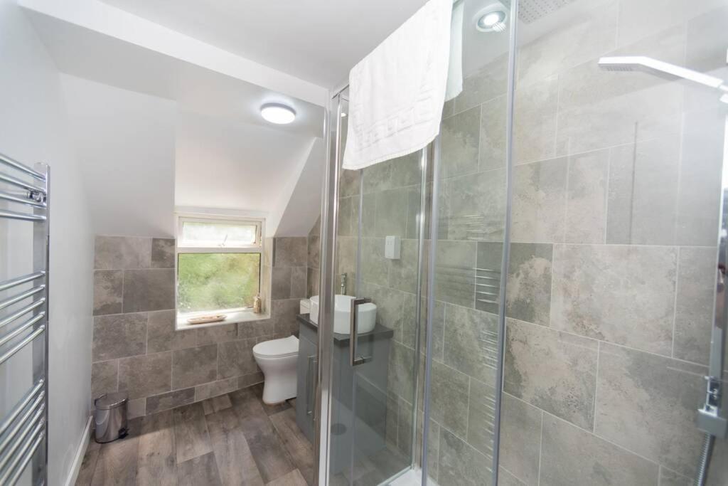 View House: Modern Retreat With Pool Access * Looe