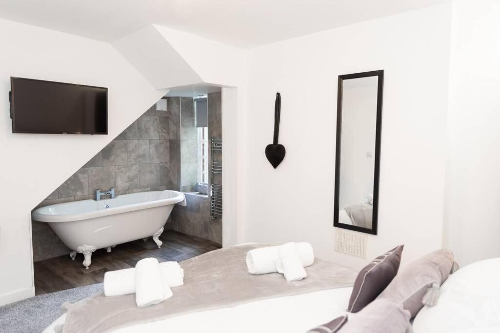 Modern House In Looe, Near And Bars With Great Views And Free Access To A Nearby Indoor Swimming Pool *