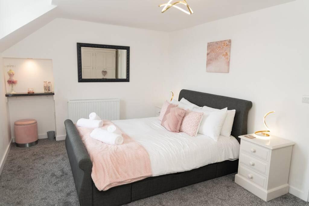 Modern House In Looe, Near And Bars With Great Views And Free Access To A Nearby Indoor Swimming Pool * Looe