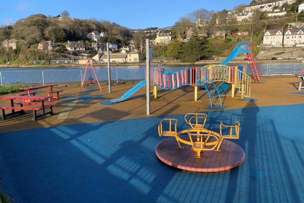 View House: Modern Retreat With Pool Access Holiday home Looe