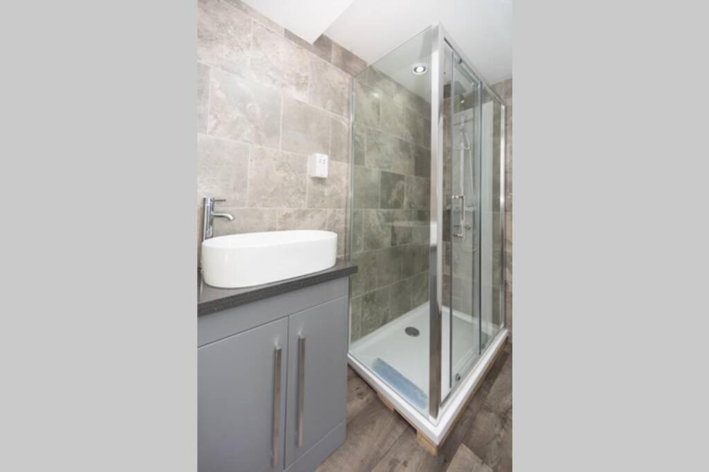 Modern House In Looe, Near And Bars With Great Views And Free Access To A Nearby Indoor Swimming Pool *